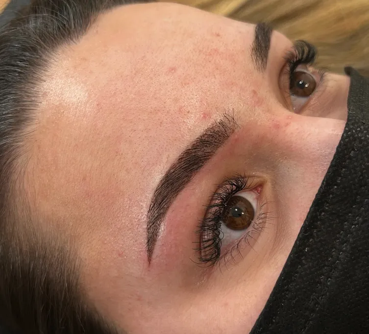 Femme Microblading à Beauty Room Dijon