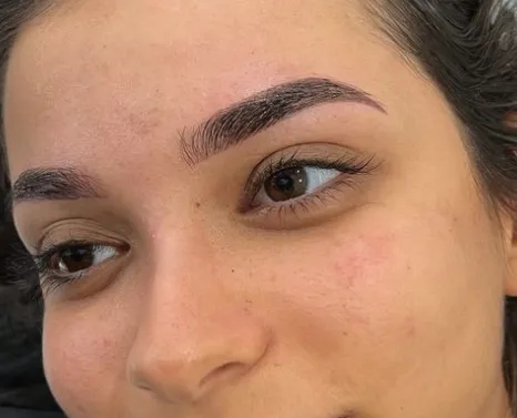 Femme Microblading à Beauty Room Dijon