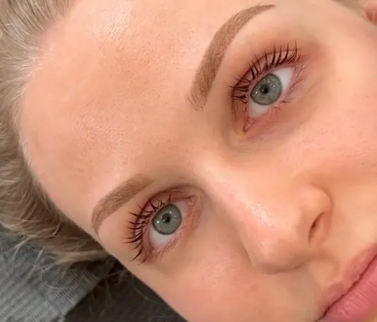 Femme Microblading à Beauty Room Dijon