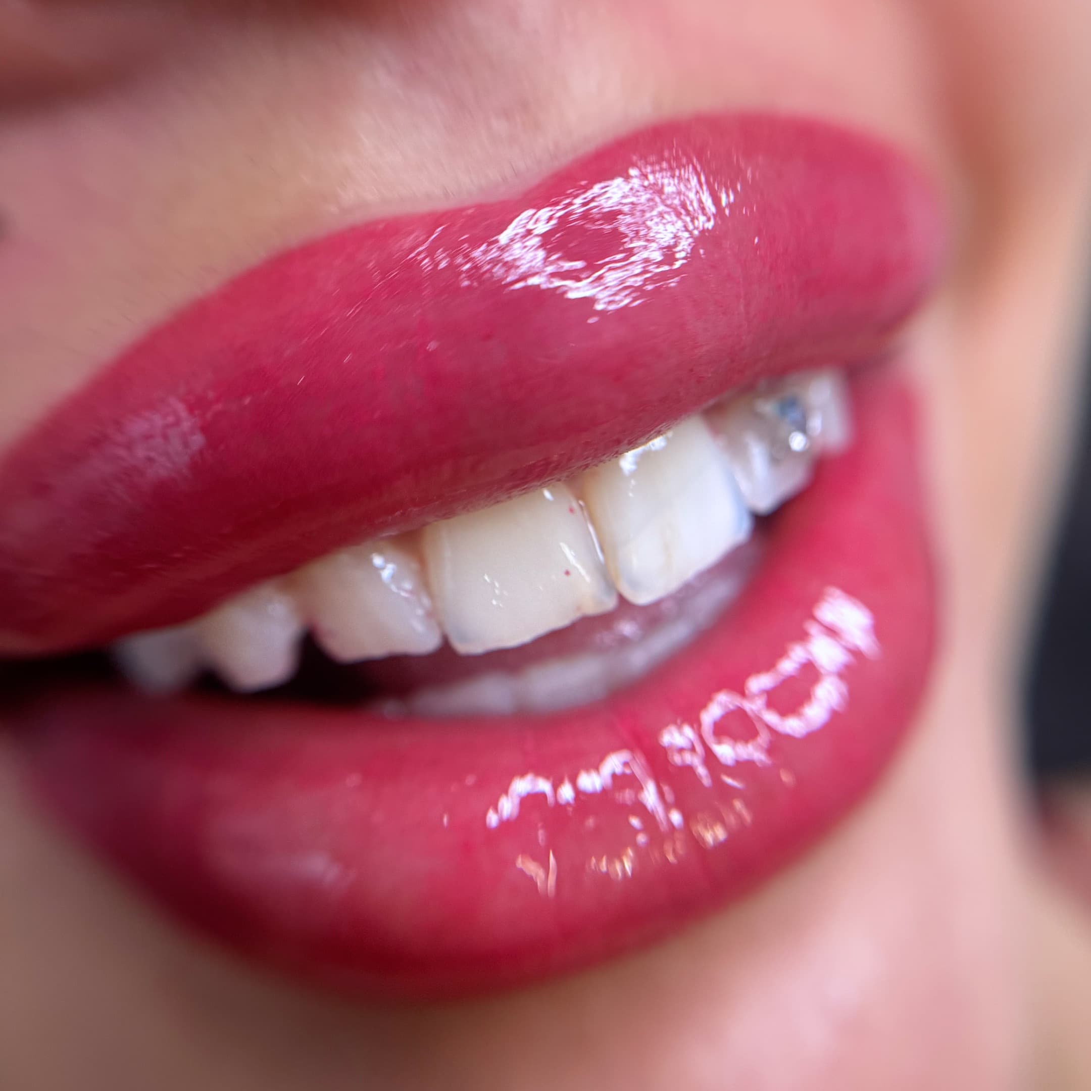 Résultat Candy Lips à Dijon avec maquillage permanent effet gloss sur lèvres rosées