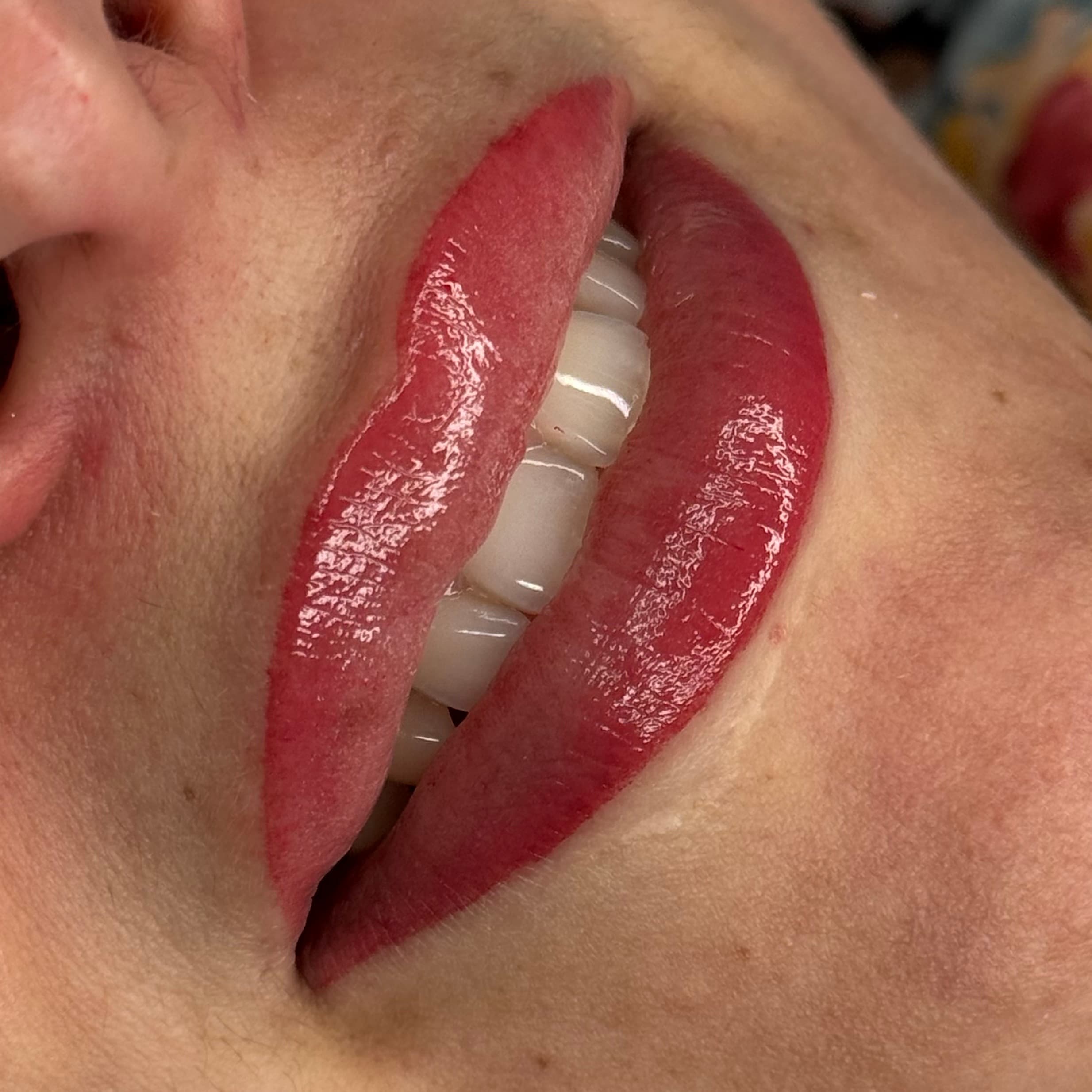Tatouage lèvres permanent à Dijon avec finition Candy Lips brillante effet gloss intense