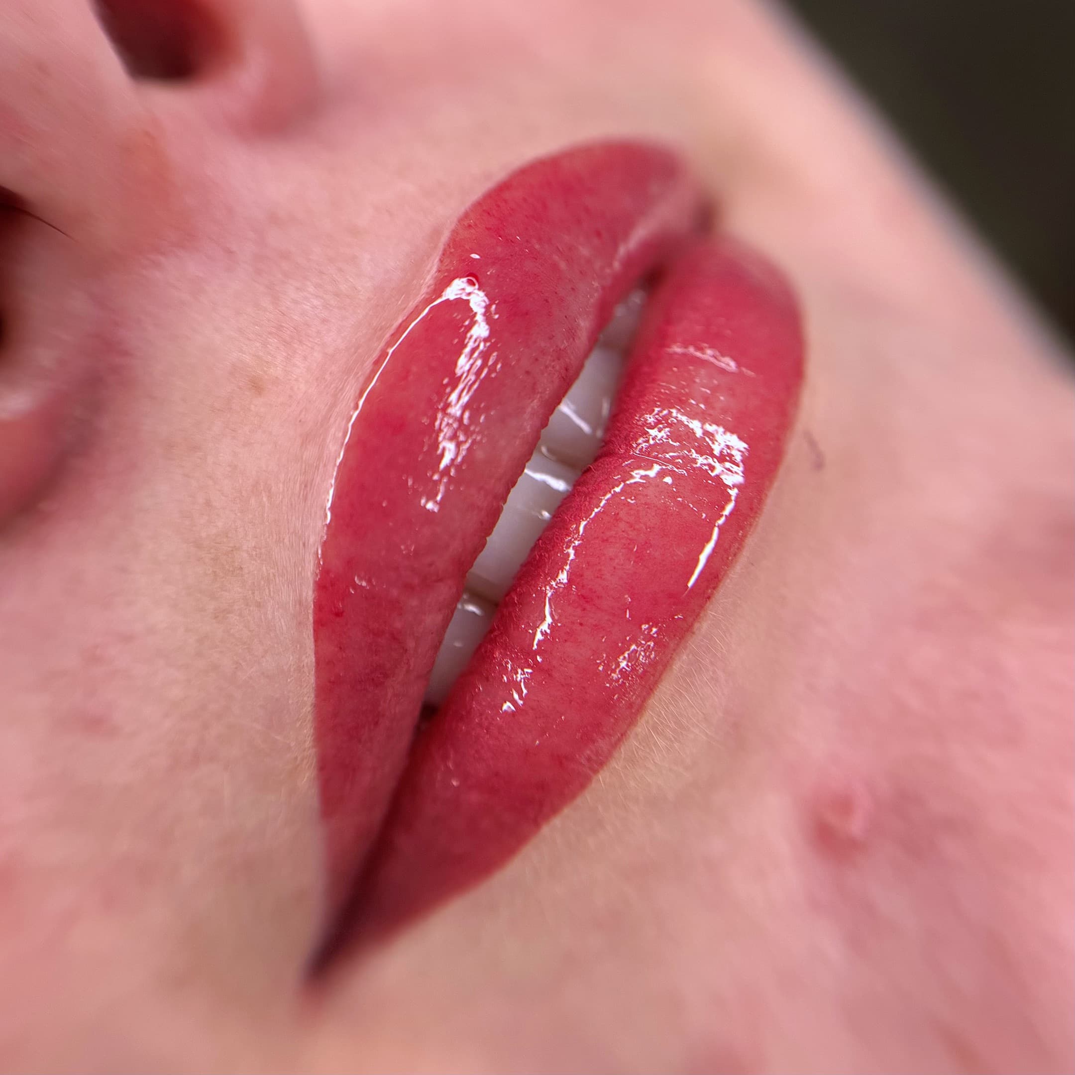 Lèvres redessinées par Habiba Med avec technique Candy Lips en maquillage permanent