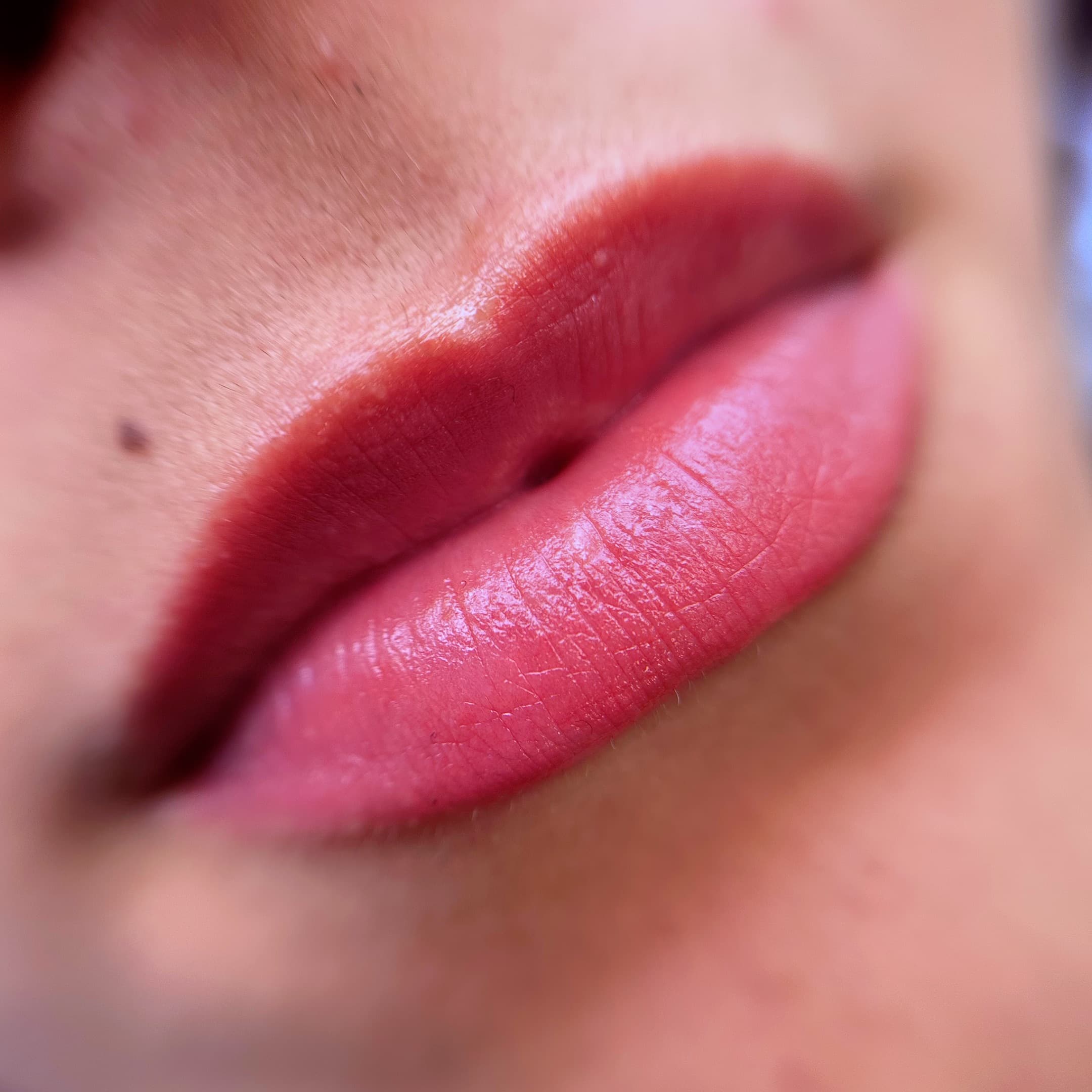 Maquillage permanent des lèvres effectué par Habiba Med à Dijon, teinte brillante.