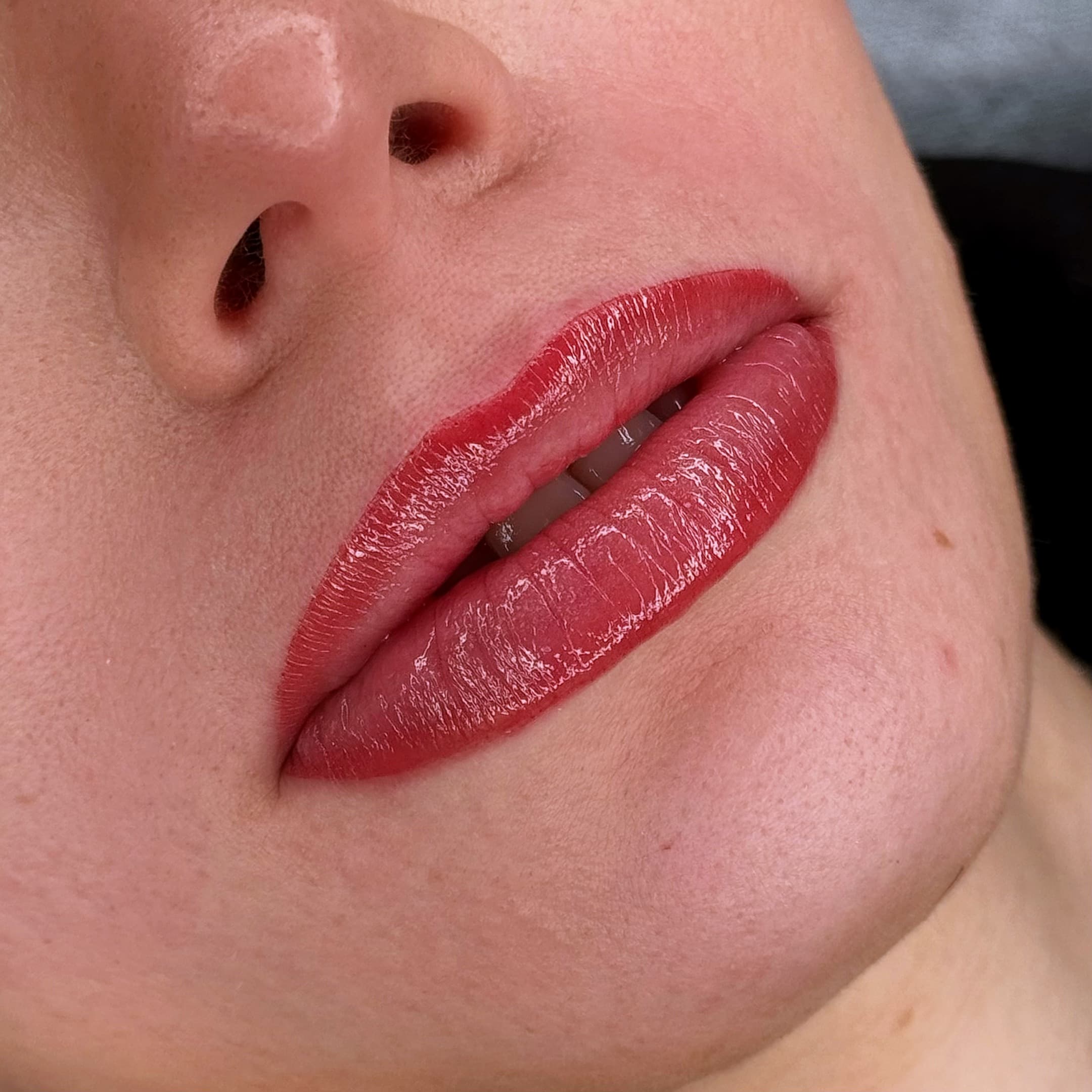 Maquillage permanent des lèvres à Dijon avec couleur rose foncé et finition mate