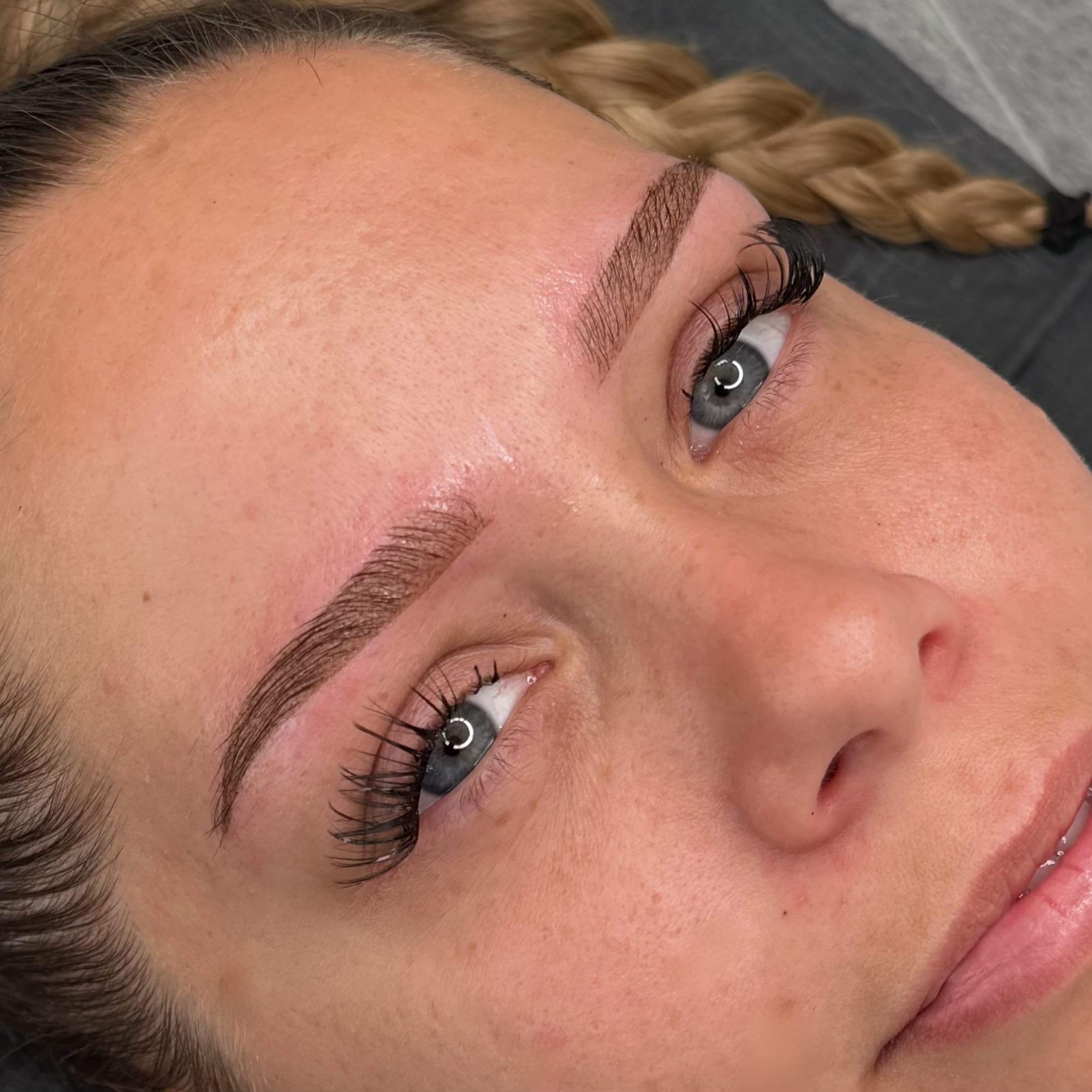 Tatouage sourcil semi-permanent réalisé à Dijon avec microshading naturel sur sourcils clairs et peau lumineuse.