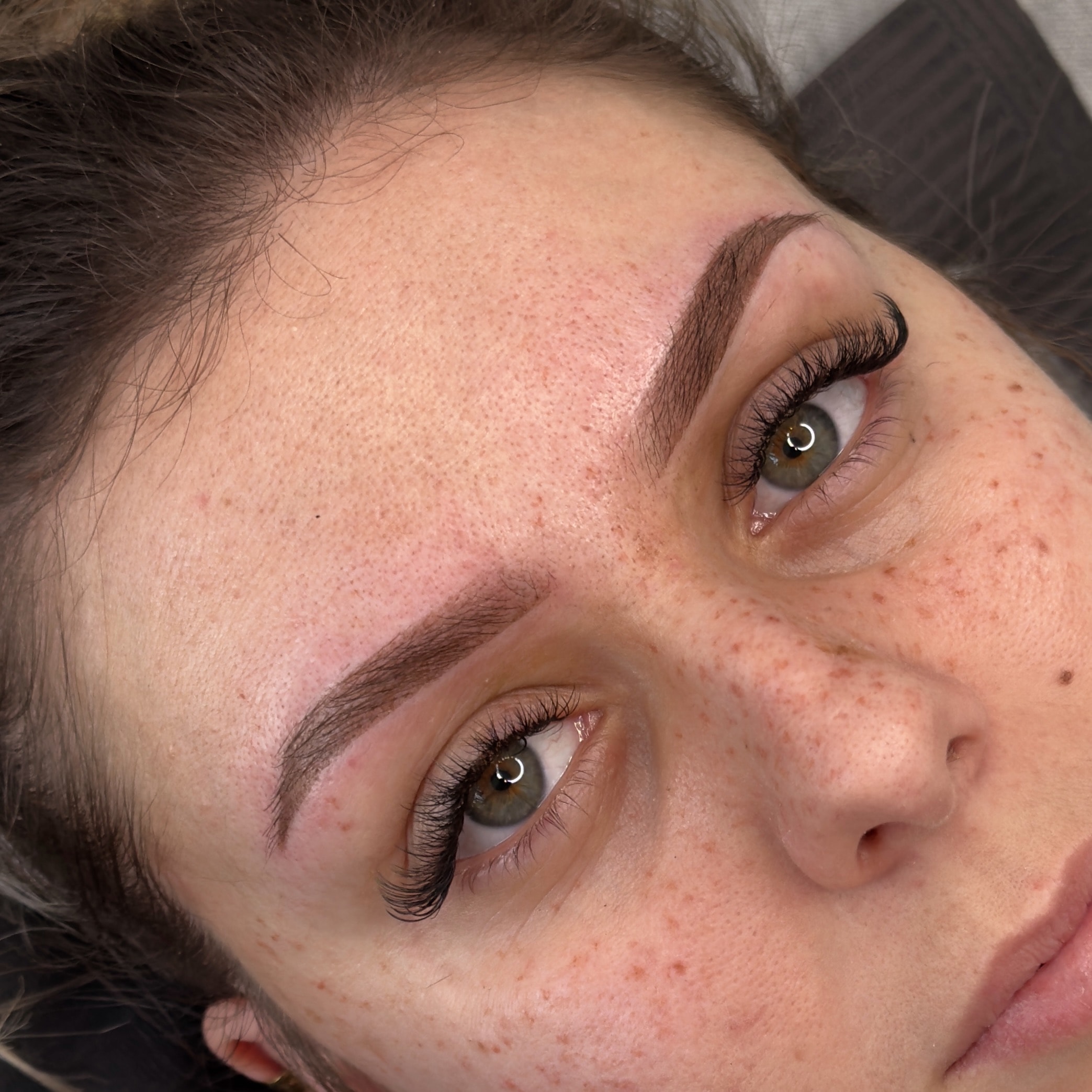 Microshading avec powder brows à Beauty Room Dijon pour un effet maquillage permanent fondu et net.