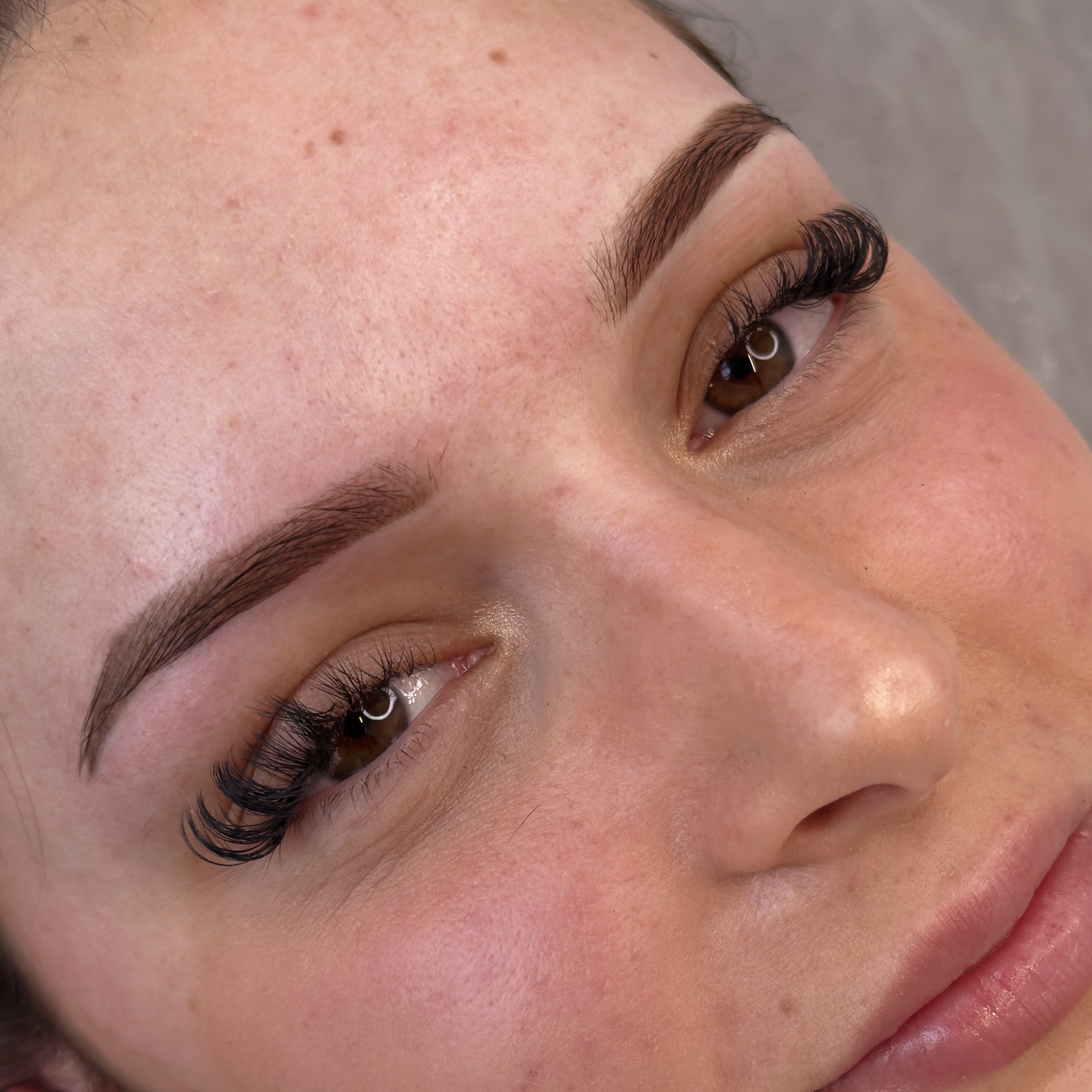 Powder brows réalisés par Habiba Med à Dijon avec technique microshading pour des sourcils subtils et poudrés.