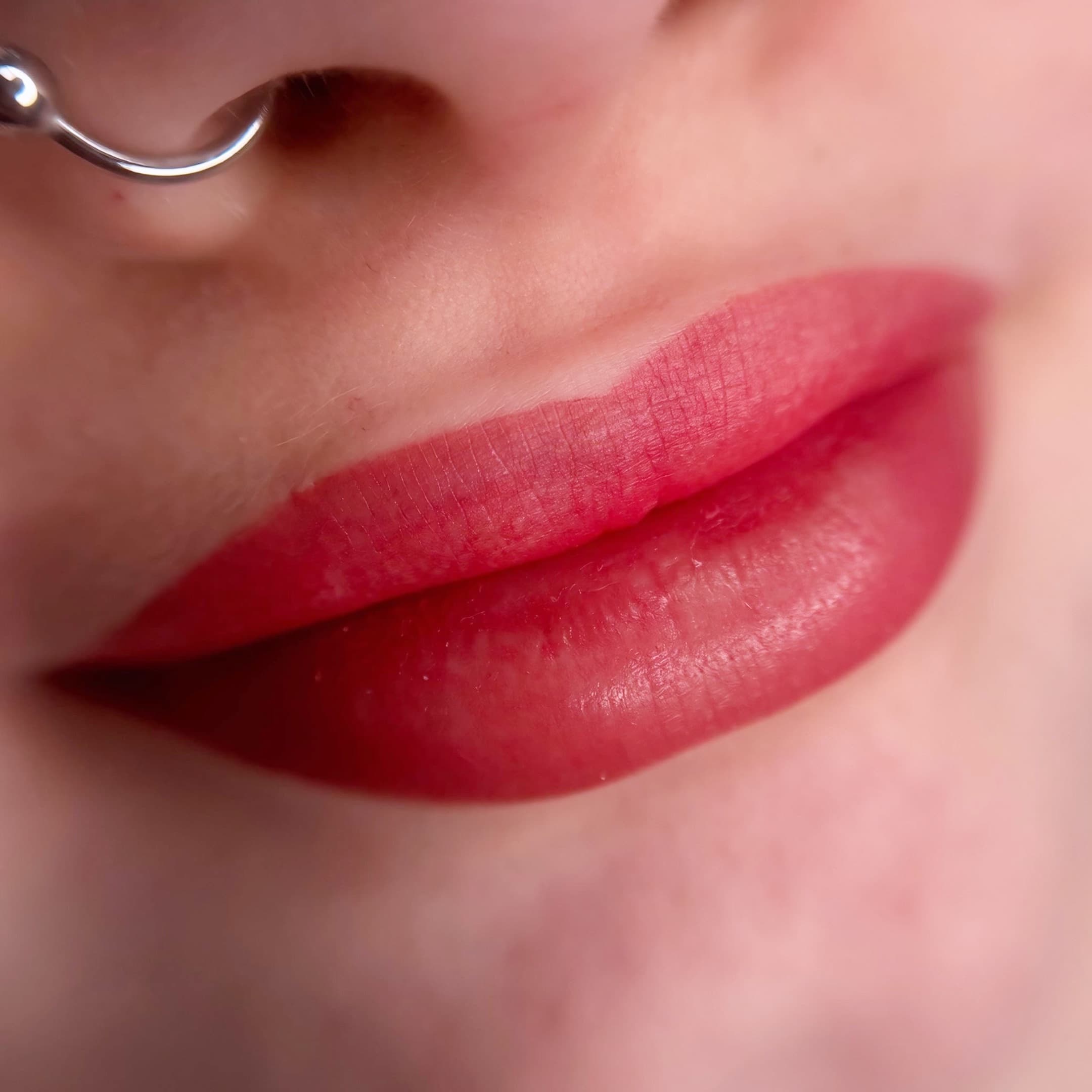 Pigmentation Candy Lips en maquillage permanent avec effet doux et uniforme