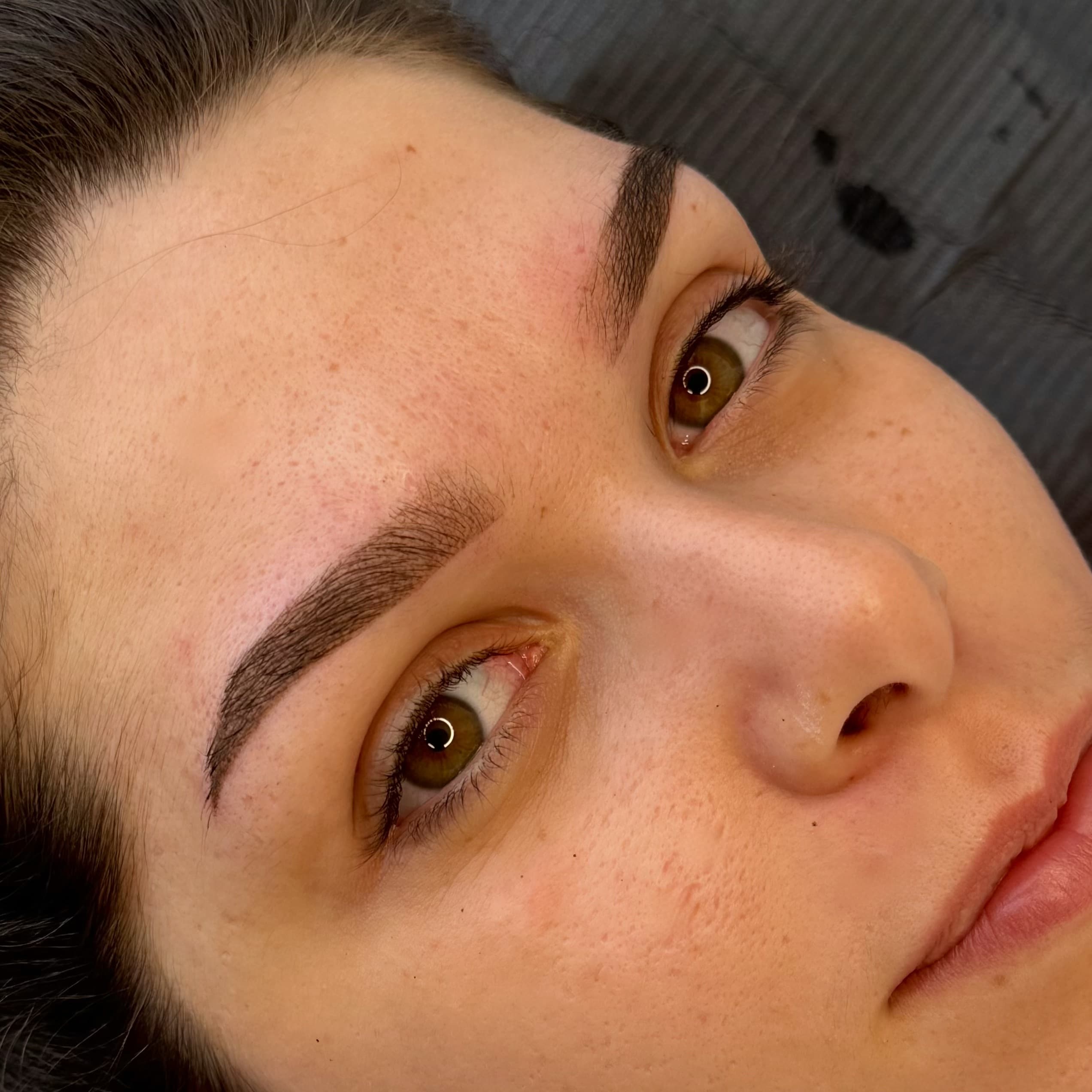 Tatouage sourcil permanent à Dijon avec microshading léger pour un effet structuré sur peau très claire.