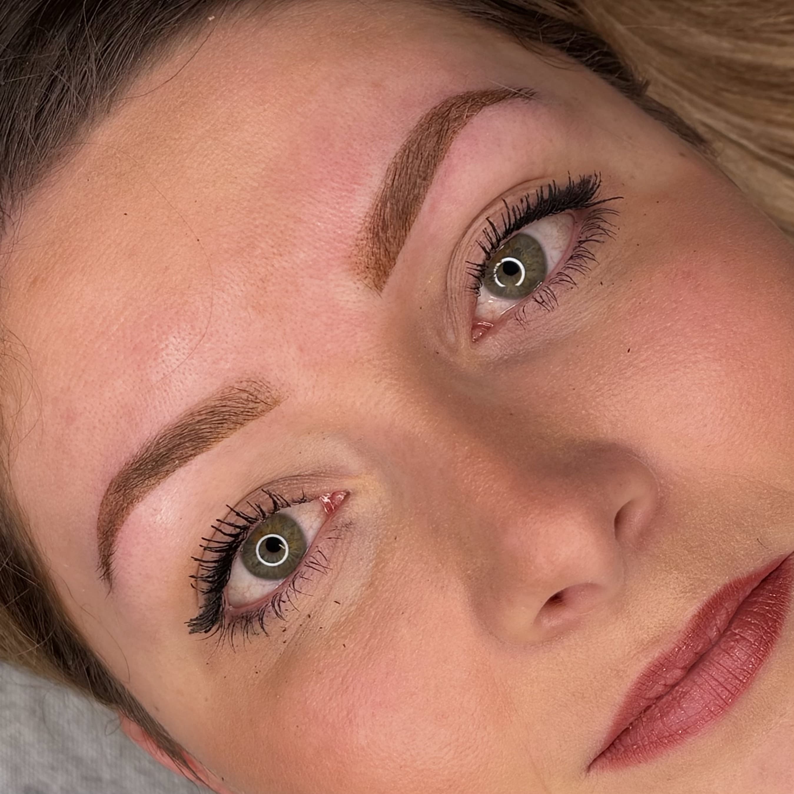 Résultat d’un tatouage sourcil permanent à Dijon avec microshading aux tons chauds, sur peau claire.