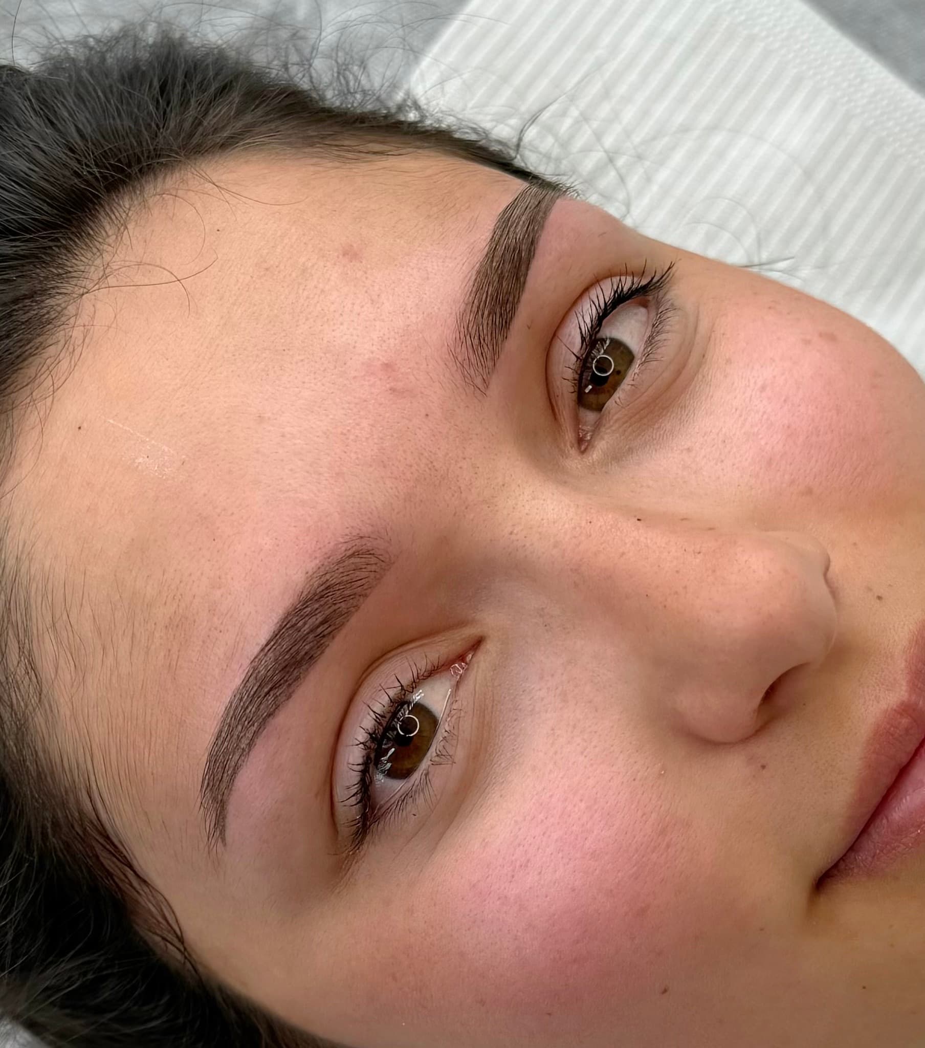 Tatouage sourcil semi-permanent à Dijon avec microshading naturel pour un effet subtil et harmonieux.