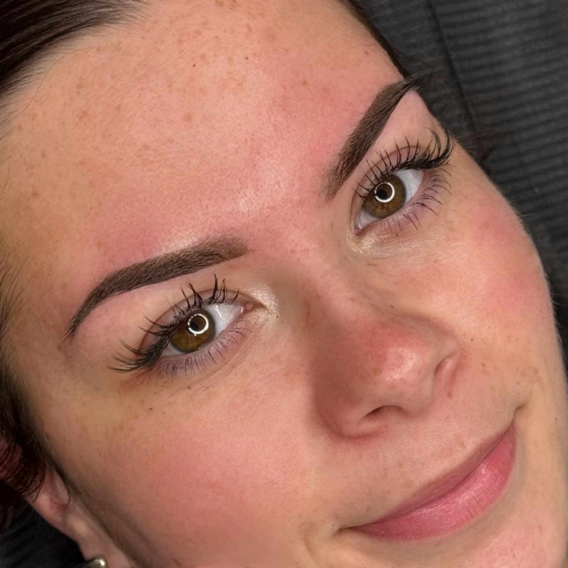 Beauty Room Dijon : microshading pour un tatouage des sourcils à l’effet naturel et harmonieux.