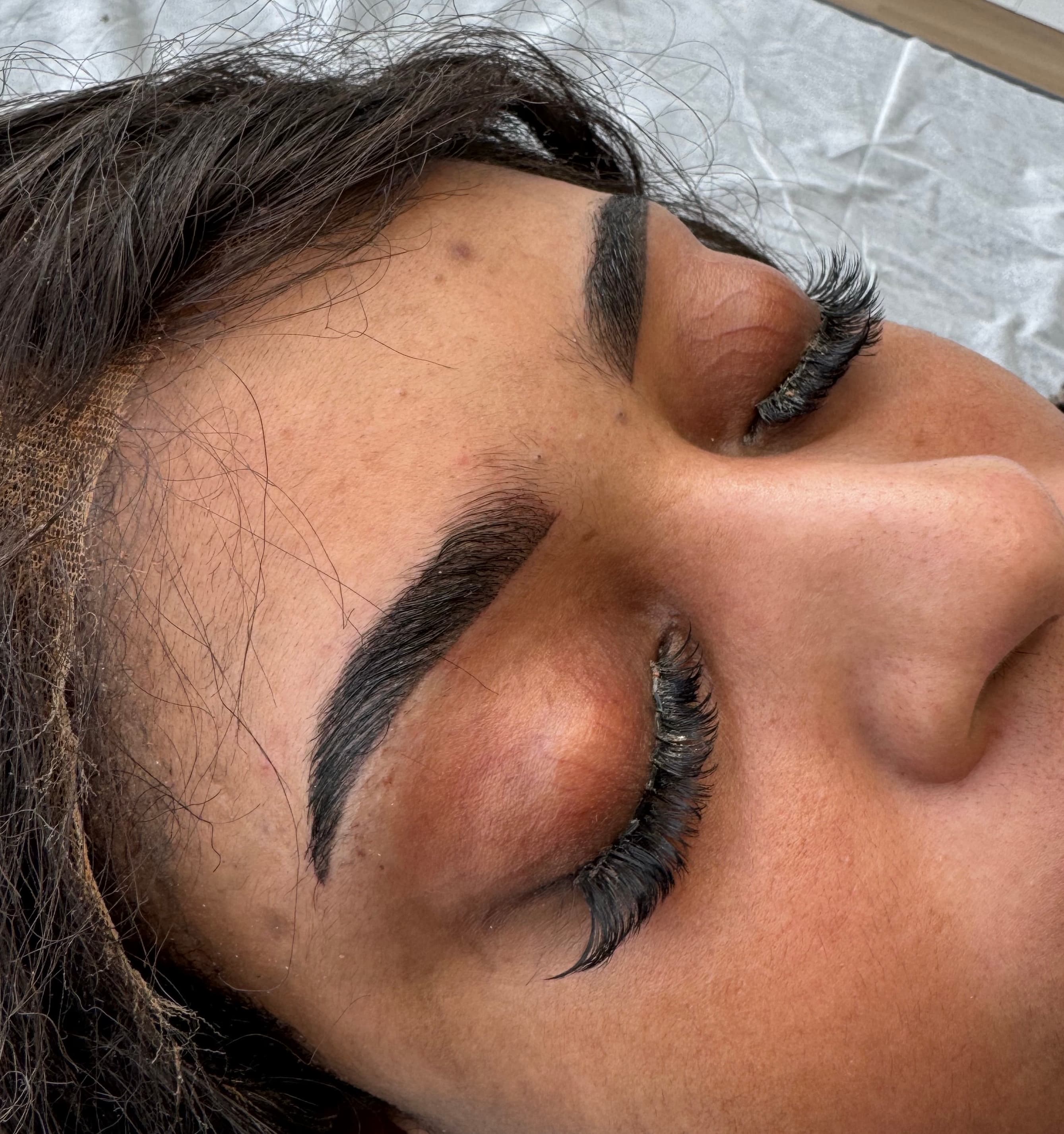Sourcils très fournis et disciplinés après browlift à Dijon chez Habiba Med, effet structuré et volumineux