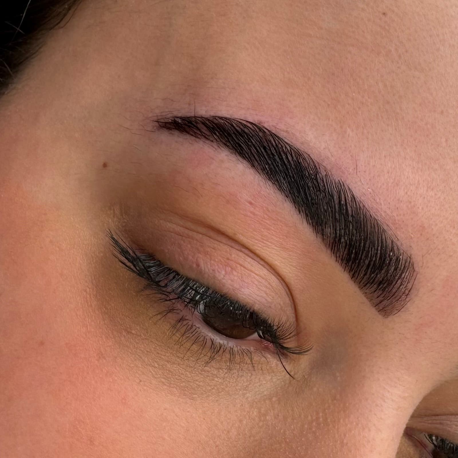 Résultat net d’un browlift par Habiba Med à Dijon, sourcils lissés avec ligne bien définie