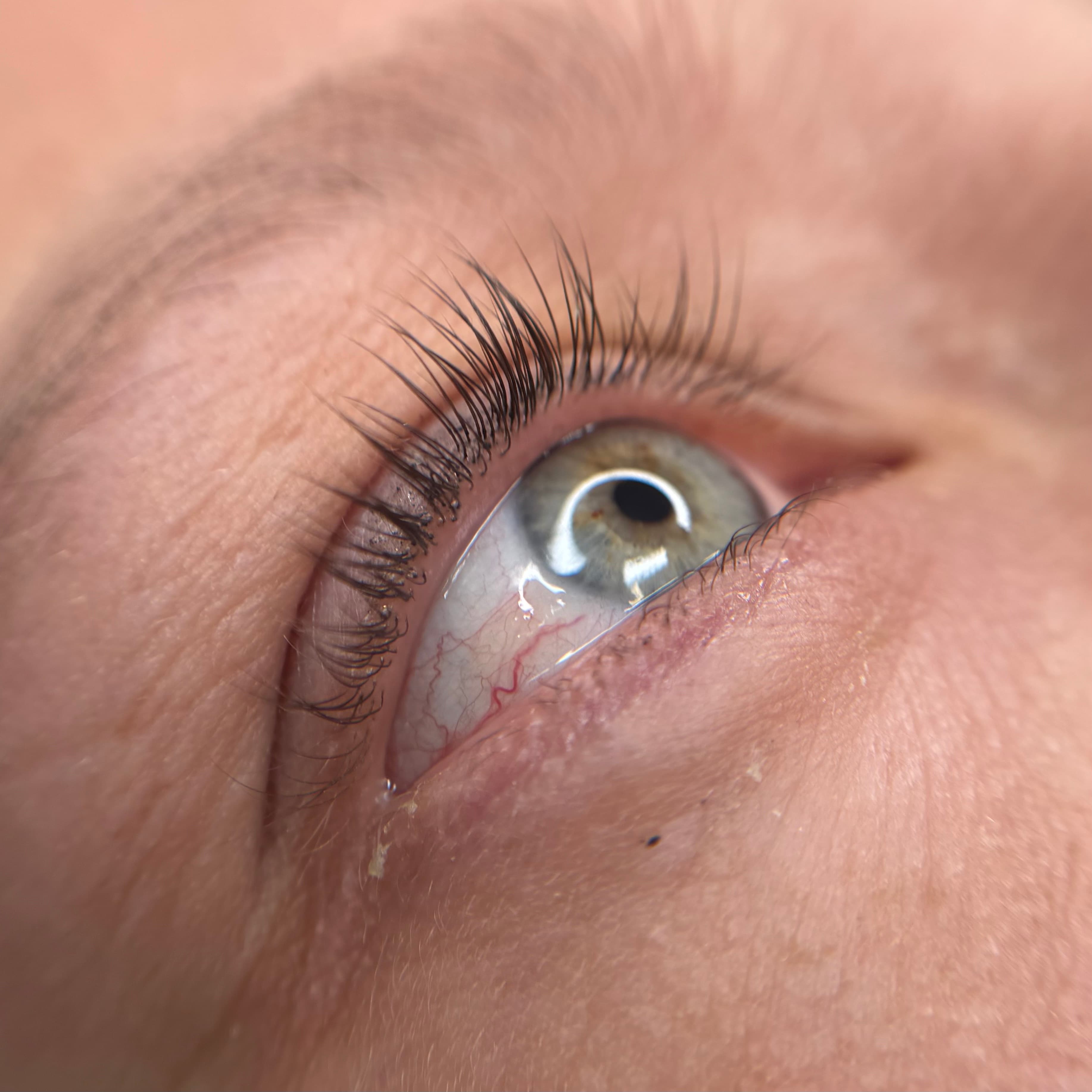 Rehaussement naturel des cils sur une femme aux yeux bleu-gris, résultat subtil et lumineux à Dijon.