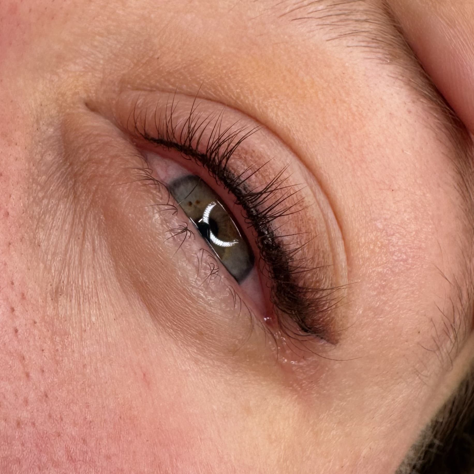Résultat de maquillage semi-permanent des yeux avec eyeliner tatoué, prestation réalisée par Habiba Med à Dijon