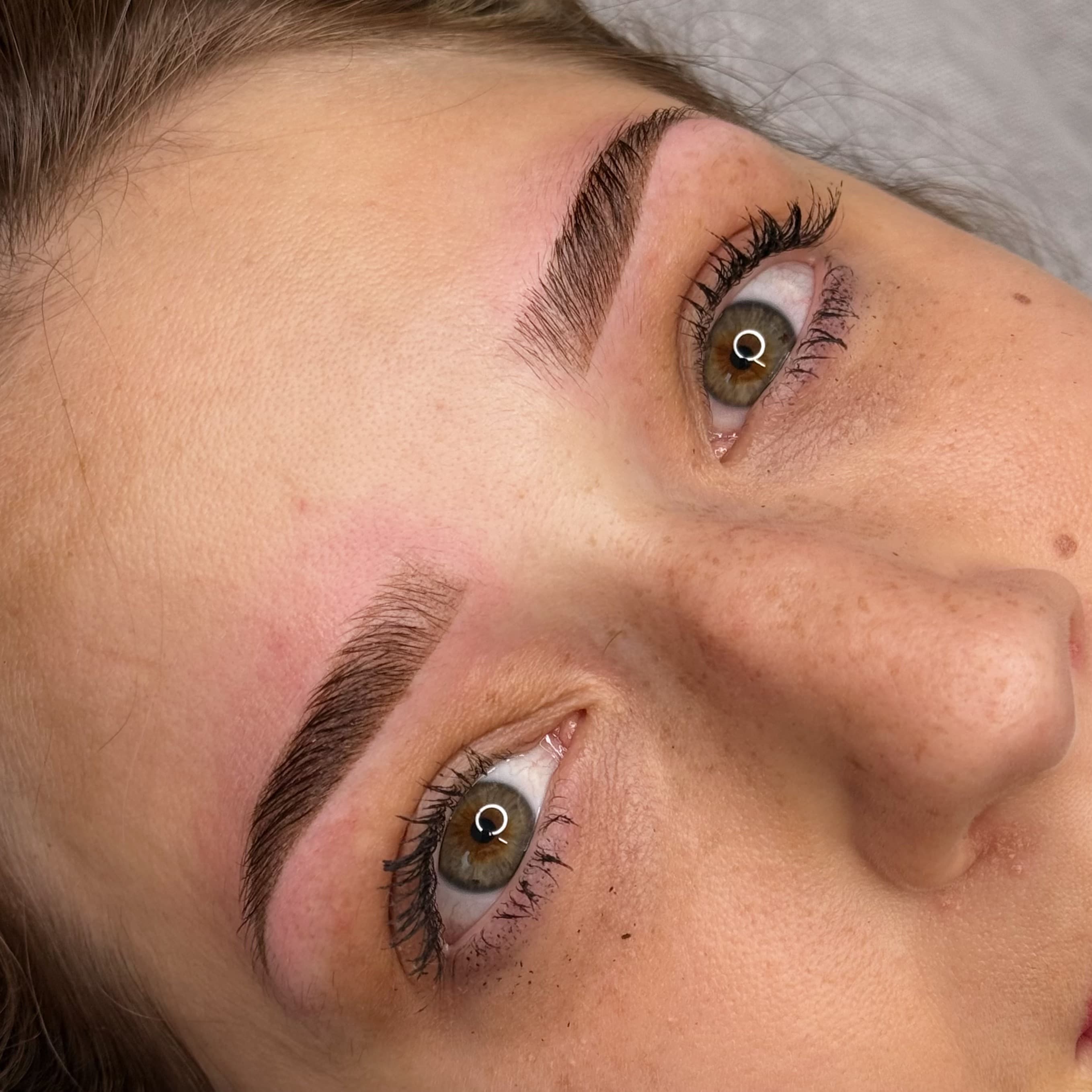 Résultat naturel d’un microshading à Dijon avec finition ombre brows et courbe structurée.