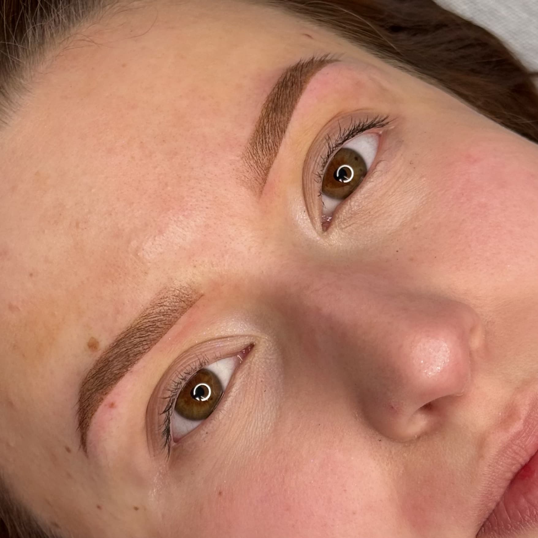 Sourcils réalisés à Dijon par Habiba Med avec un microshading doux et naturel, type tatouage semi-permanent.
