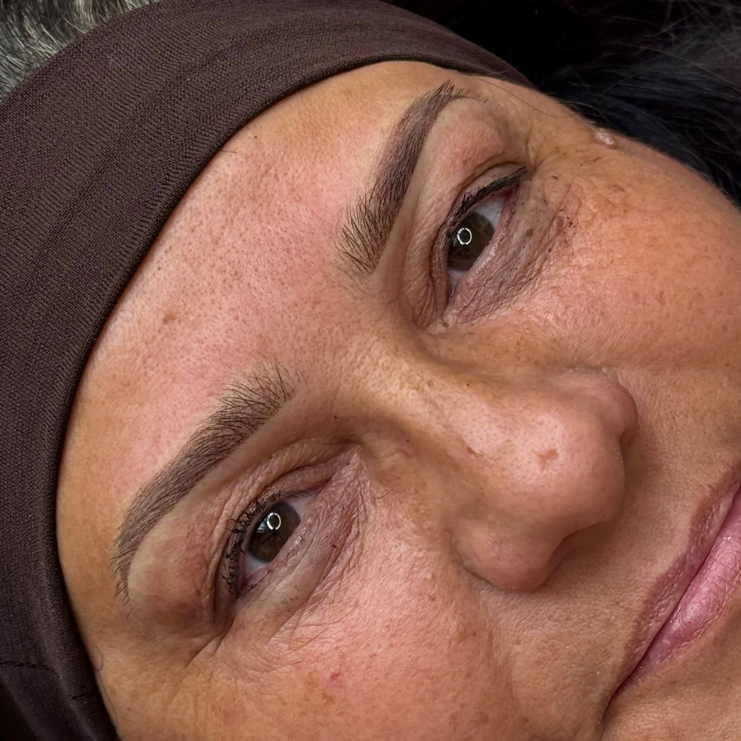 Microshading réalisé par Habiba Med à Dijon sur peau mature, pour des sourcils poudrés équilibrés.