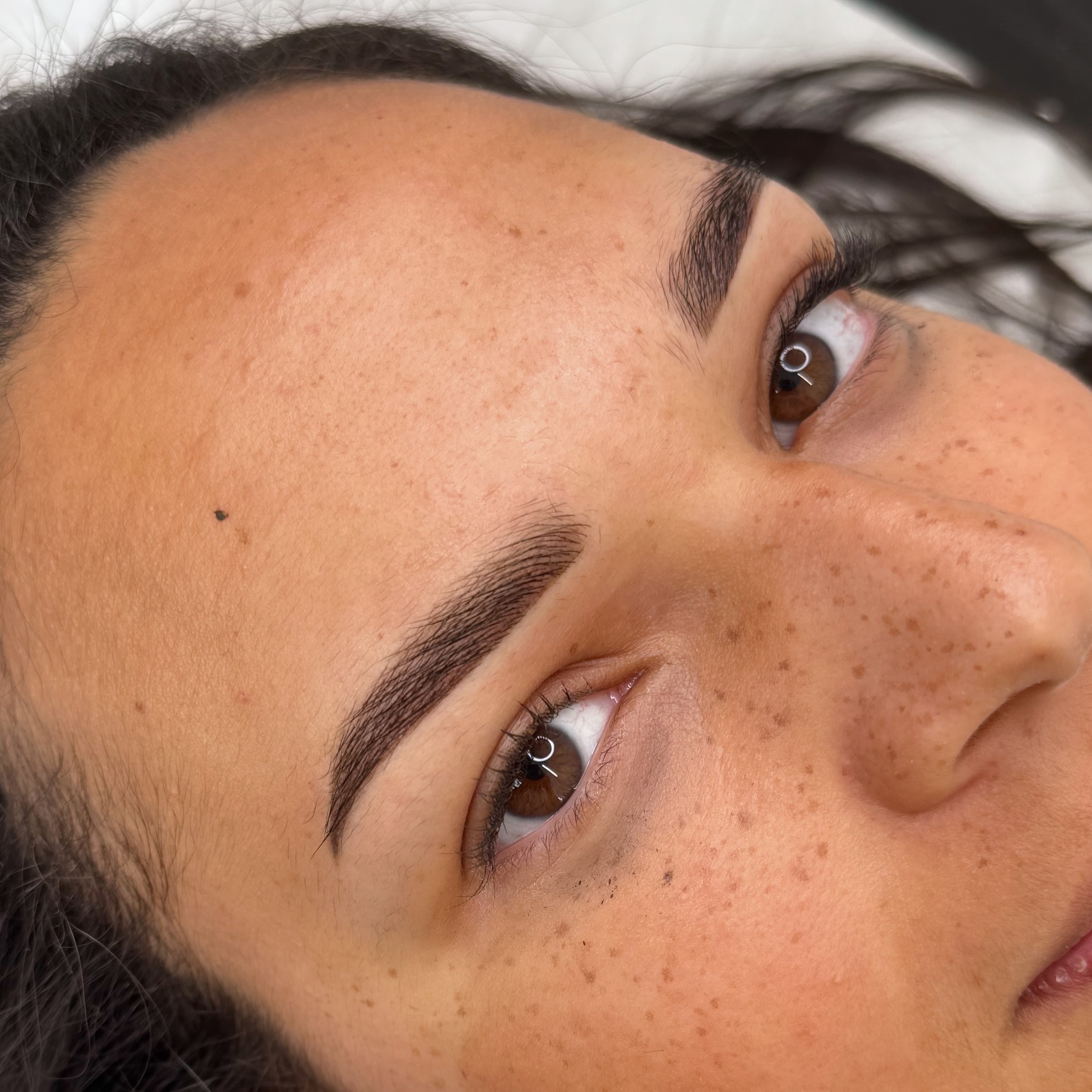 Microshading avec ombre brows à Dijon, pour des sourcils structurés au rendu progressif et élégant.