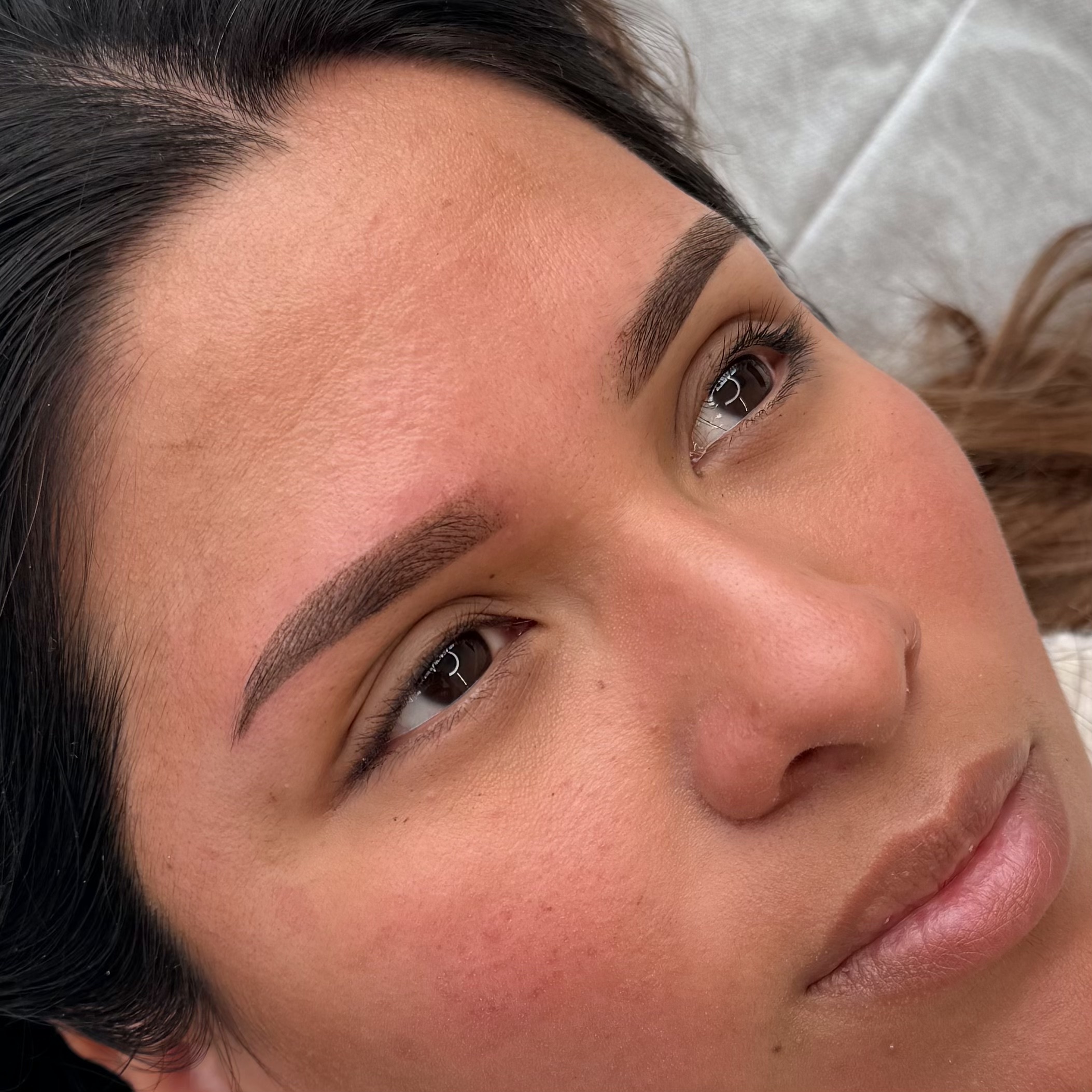 Sourcils féminins redessinés avec microshading et ombre brows à Dijon pour un effet structuré et intense.