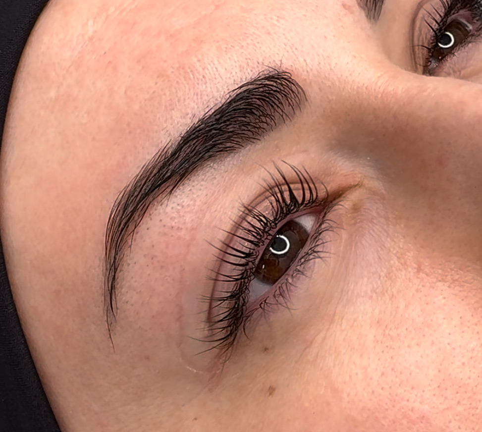 Cils fortement recourbés sur cliente aux yeux bruns et peau claire, lash lift réalisé à Dijon.