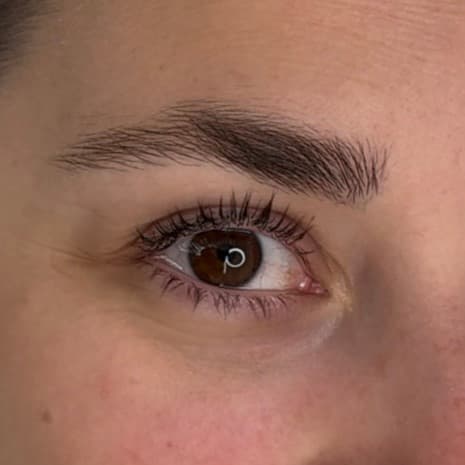 Femme au teint clair et yeux marron avec cils recourbés naturellement après un lash lift réalisé à Dijon par Habiba Med.