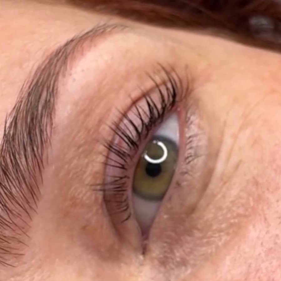 Rehaussement de cils à Dijon sur une femme aux cils fins et yeux verts, effet naturel et ouverture du regard