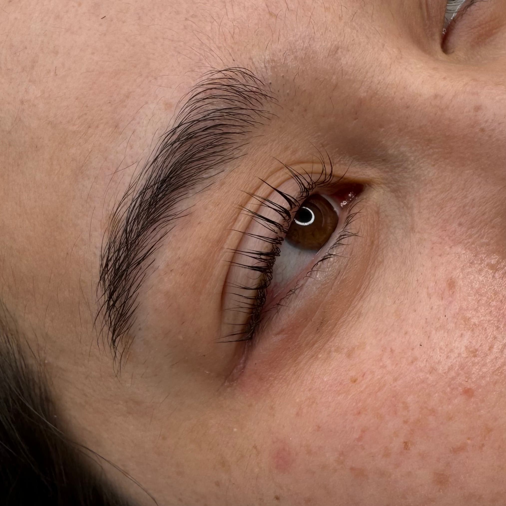 Résultat de rehaussement de cils sur une femme brune aux yeux marron à Dijon, cils recourbés avec effet lift