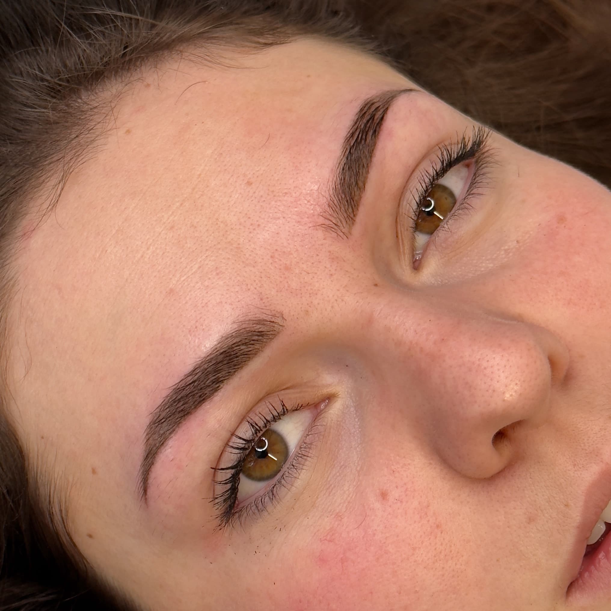 Microshading semi-permanent à Dijon pour des sourcils nets, naturels et parfaitement dessinés.