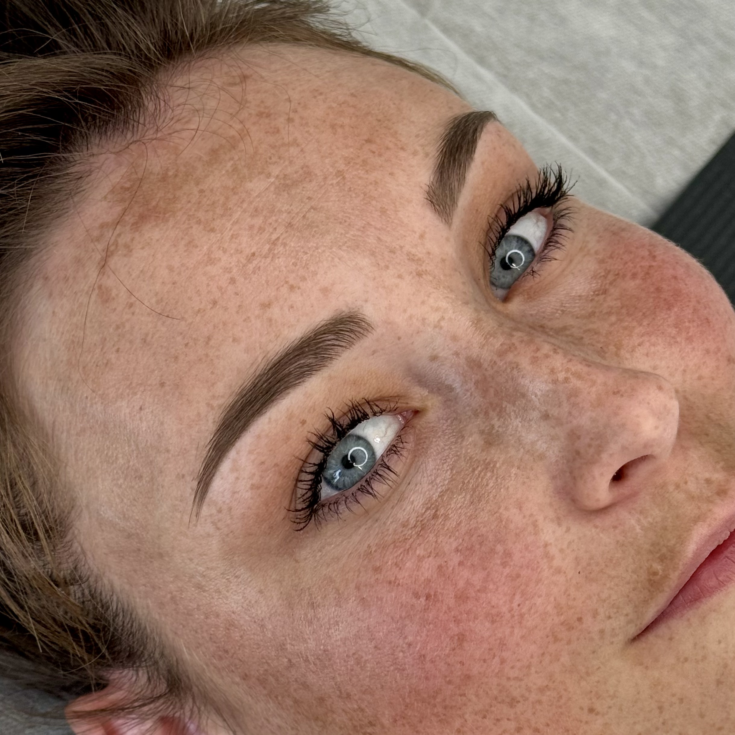 Sourcils lumineux avec tatouage microshading à Dijon, résultat net et uniforme sur peau rosée.