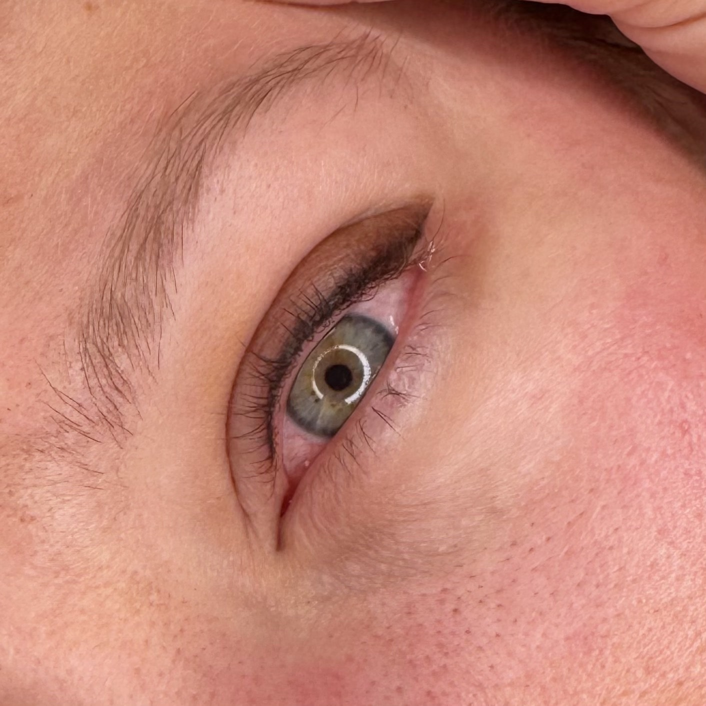 Résultat d’un tatouage ras de cils avec eyeliner permanent à Dijon, maquillage semi-permanent réalisé par Habiba Med