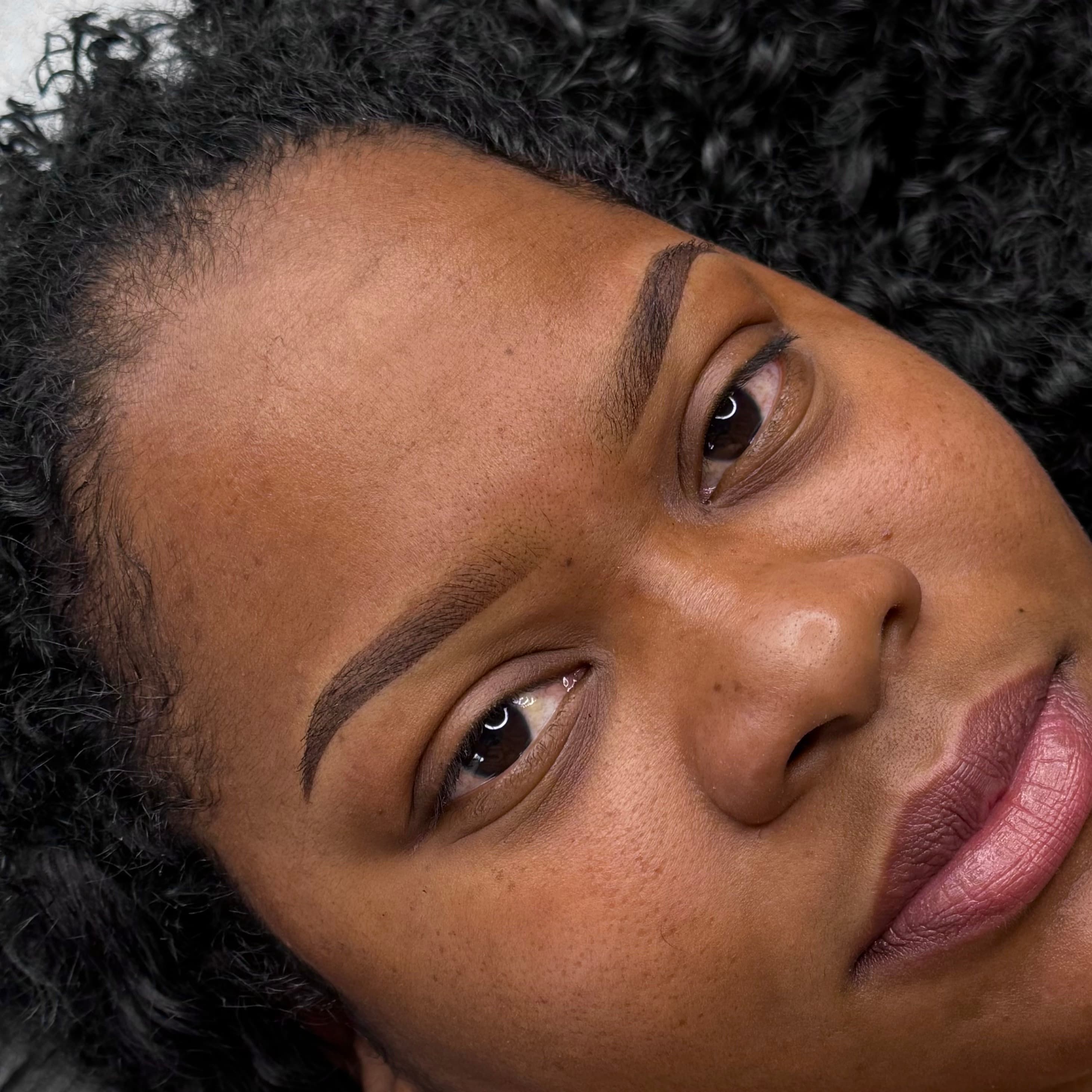 Résultat de microshading avec tatouage sourcil permanent à Dijon sur peau foncée, réalisé avec précision.